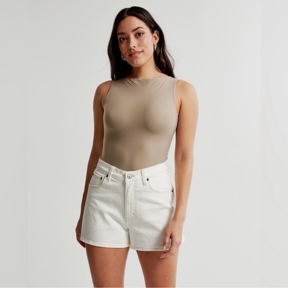 NWT Abercrombie Curve Love High Rise 90s Relaxed Cutoff Short Size 29/8 Cream - Picture 2 of 10